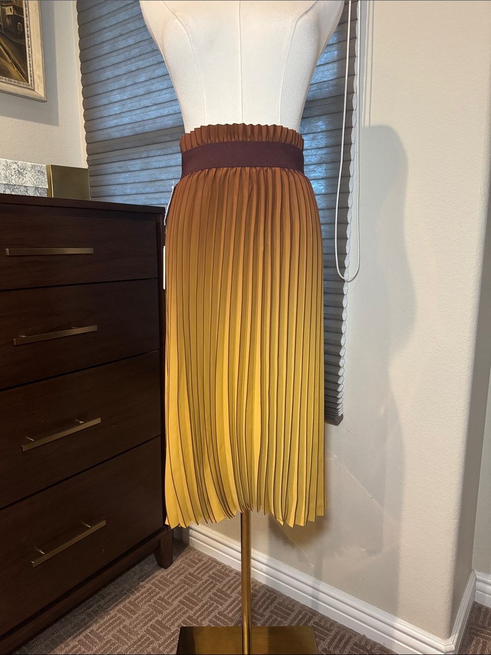 NWT Babaton by Aritzia Jude Pleated Midi Skirt. Size Small